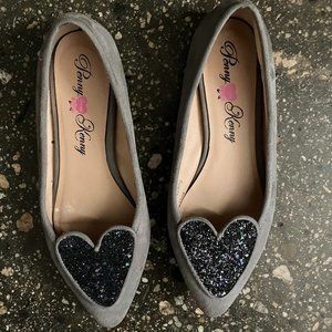 Super cute bedazzled heart flats in gray. Size 7.5
